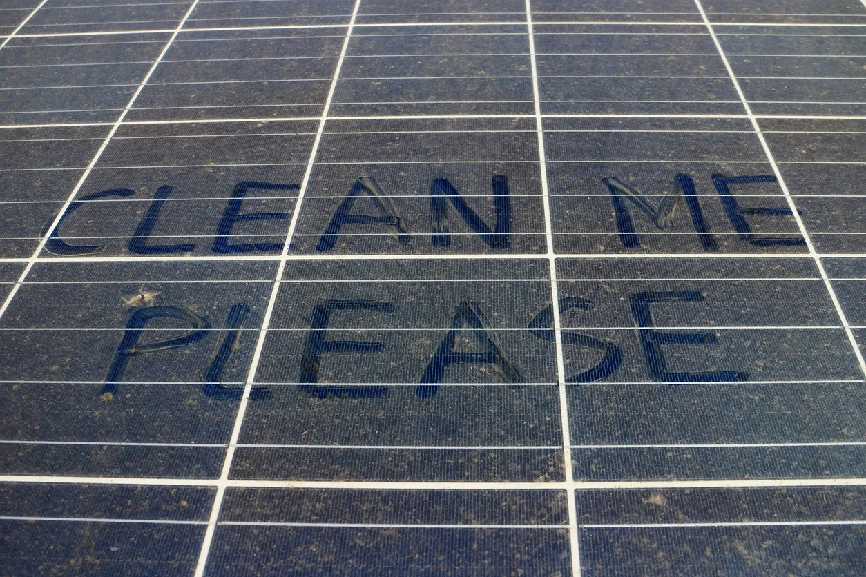 A close up of the words " clean me please ".